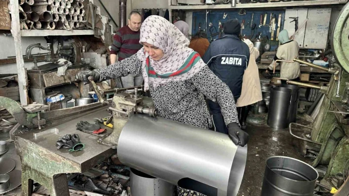 Ev hanımları depremzedeler için tezgahın başına geçti