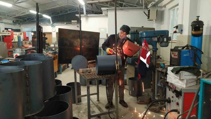 Fabrika gibi çalışan okulda haftalık 450 tane soba hazır hale geliyor