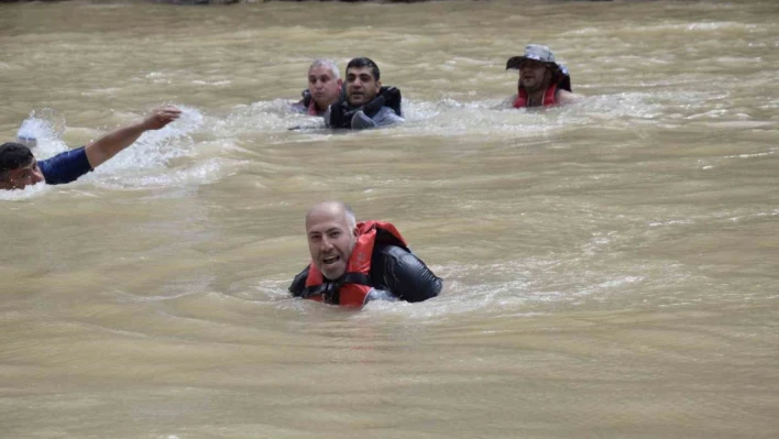 Fırat Nehrinde su sporu yapan vatandaşların bindiği muzun devrilme anı kameraya yansıdı