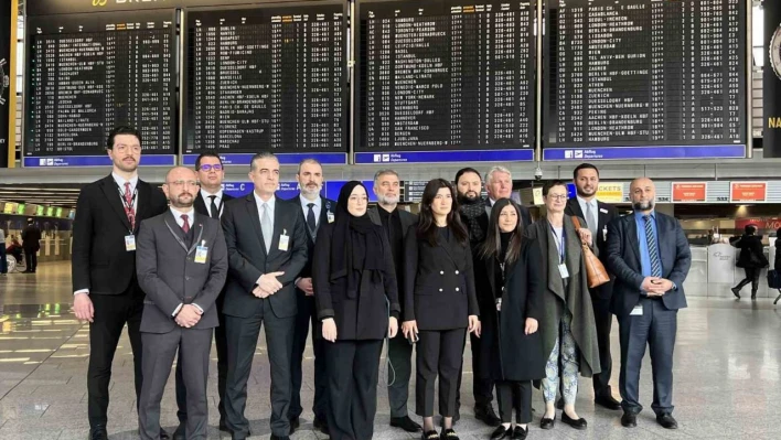 Frankfurt Havaalanı'nda depremzedeler için saygı duruşunda bulunuldu