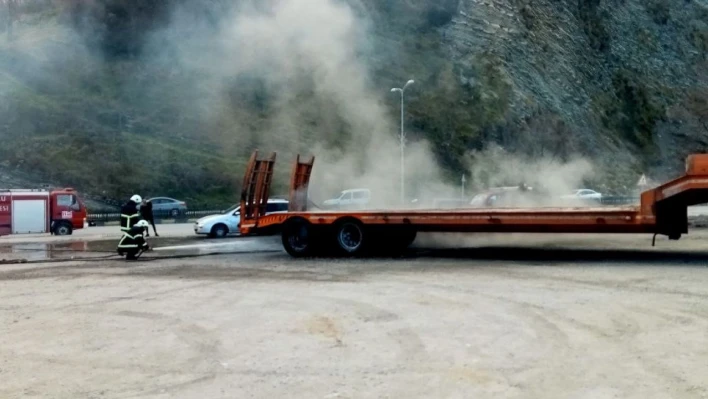 Fren balatalarının ısınmasıyla bomba gibi patlayan tırın lastiği alev aldı
