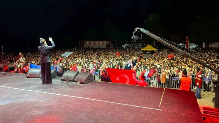 FÜ 50. yıl festivali Azerin'in unutulmaz konseriyle sona erdi