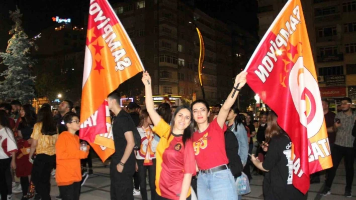 Galatasaraylı taraftarların derbi ve şampiyonluk kutlaması