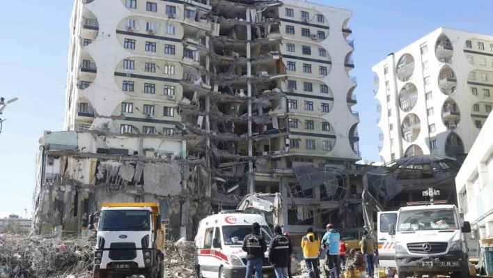 Galeria İş Merkezi enkazında 8 vatandaş için çalışmalar devam ediyor