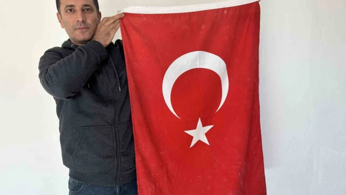 Gazetecinin Türk bayrağı hassasiyeti görenleri duygulandırdı