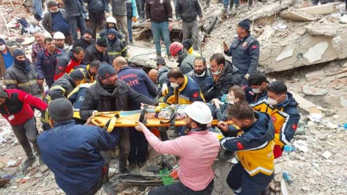 Gaziantep'de 106 saat sonra 3 kişi sağ olarak böyle çıkarıldı