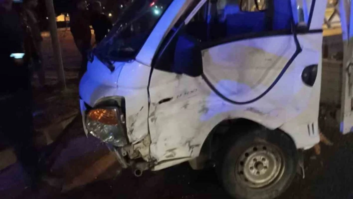 Gazipaşa'da otomobille kamyonet çarpıştı: 4 yaralı