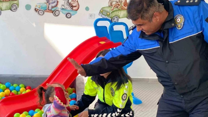 Gazipaşa polisi depremzede çocuklara moral oldu