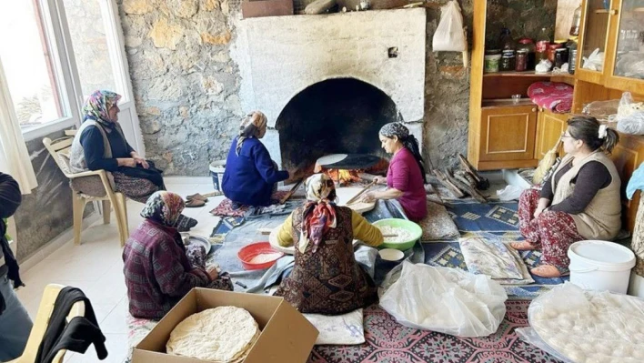 Gazipaşalı ev hanımları bazlama ve yufka ekmekleri deprem bölgesine gönderiyor