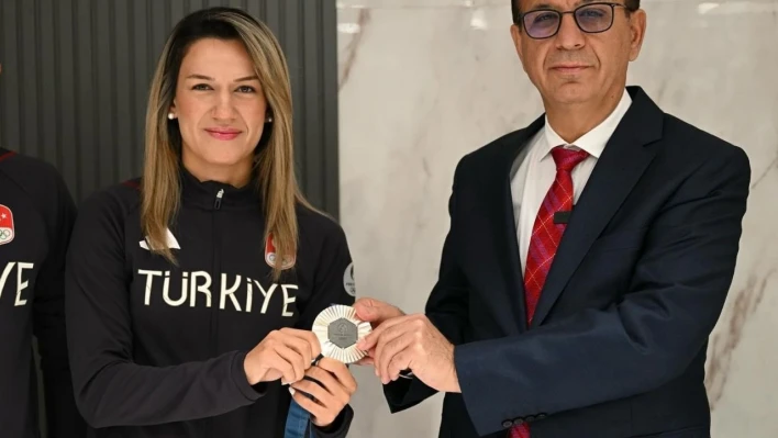 Geçit: 'Hatice Akbaş örnek bir sporcudur'