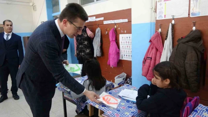 Genç Kaymakamı Kaptanoğlu'ndan öğrencilere bayram hediyesi