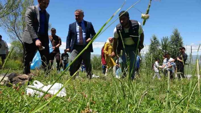 Gençler ormanda çevre temizliği yaptı