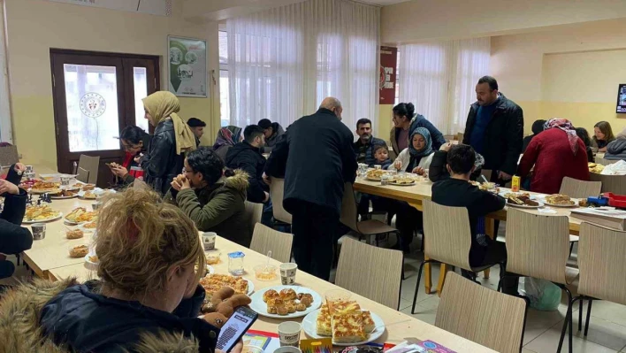 Gençlik merkezi personeli depremzede çocuklarla vakit geçiriyor