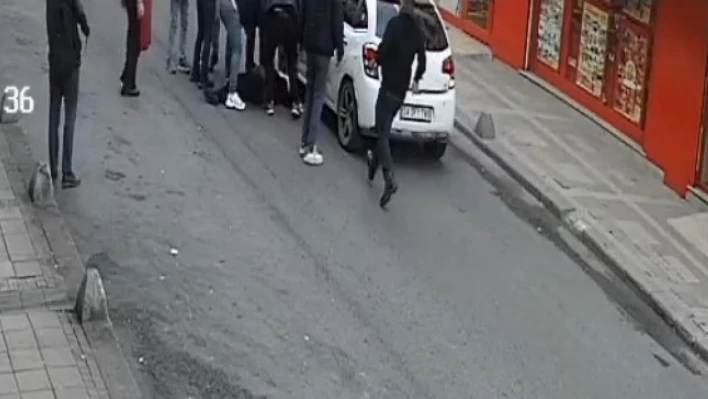 Geri geri giderken yolun karşısına geçmeye çalışan kadına çarptı