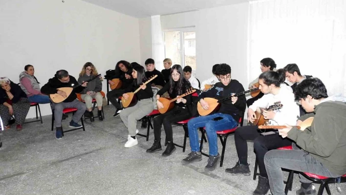 Gezici Bağlama Atölyesi ile bağlama gelecek nesillere aktarılıyor