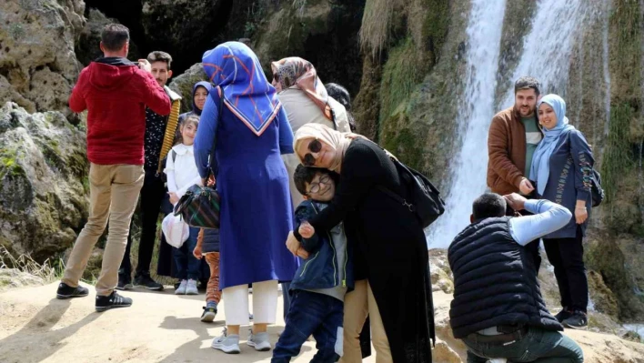 Girlevik Şelalesi bayramda da vatandaşların uğrak yeri oldu