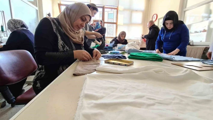 Gönüllü kadınlar depremzede çocuklar için kıyafet dikiyor