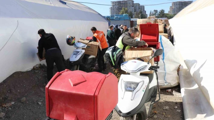 Gönüllü kuryeler depremzedelerin yardımına koşuyor