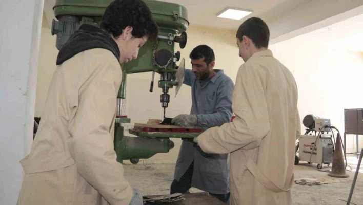 Gönüllü öğretmen ve öğrenciler yaptıkları 100 adet sobayı deprem bölgesine yollayacak