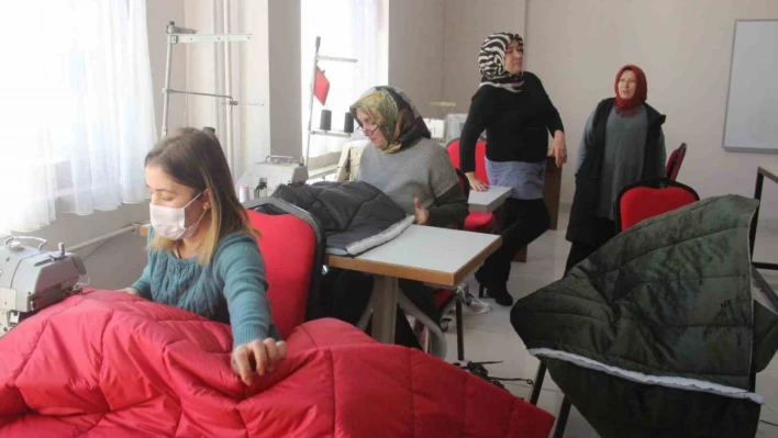 Görele Halk Eğitimi Merkezi depremzedelere uyku tulumu dikiyor