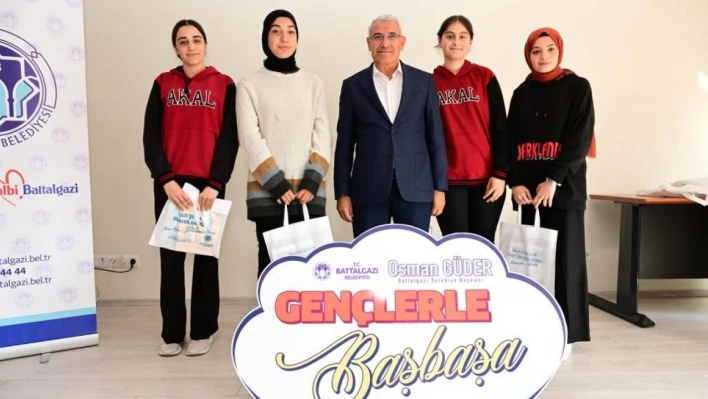 Güder, gençlerin yanında olmaya devam ediyor