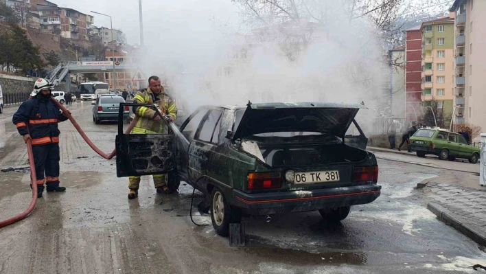 Gümüşhane'de park halindeki LPG'li otomobil yandı