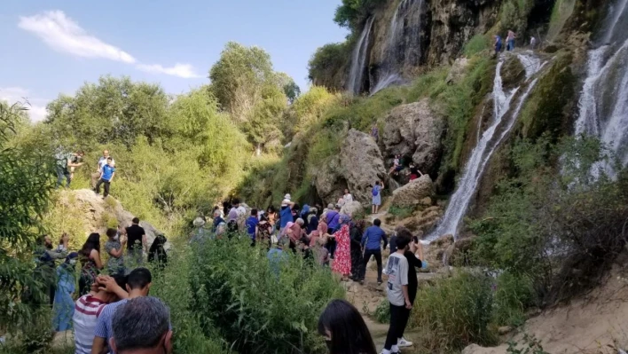 Gurbetçilerinde gelmesiyle Girlevik Şelalesinde yoğunluk arttı