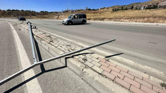 Hafif ticari araç aydınlatma direğini yıktı: 1 yaralı