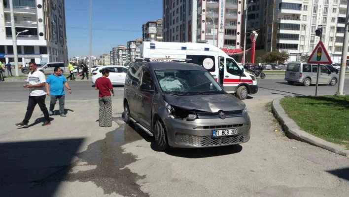 Hafif ticari aracın çarptığı anne ve 2 çocuğu ağır yaralandı