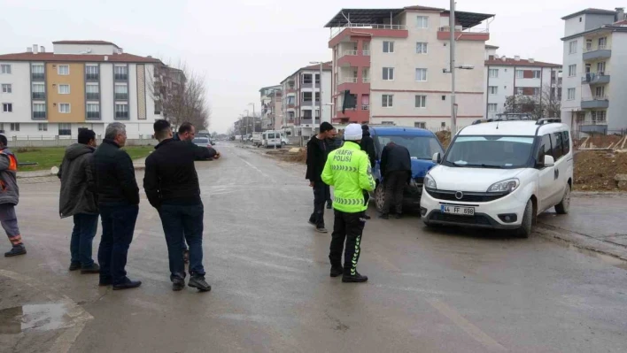 Hafif ticari araçlar çarpıştı: 2 yaralı