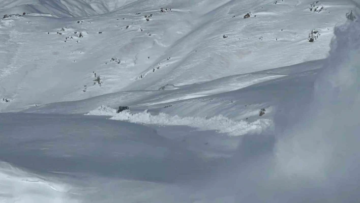Hakkari'de 113 iş makinesiyle yollar tek tek açıldı