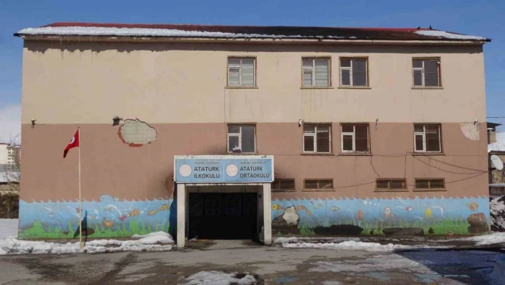 Hakkari'de depreme dayanıklı olmadığı tespit edilen 3 okul tahliye edildi