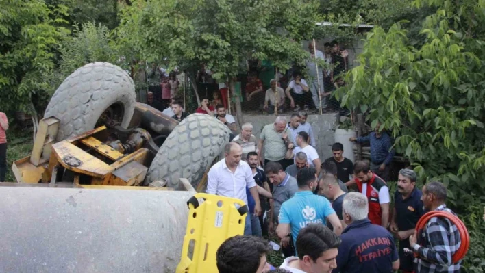 Hakkari'de devrilen iş makinesinin altında kalan çocuk yaralandı