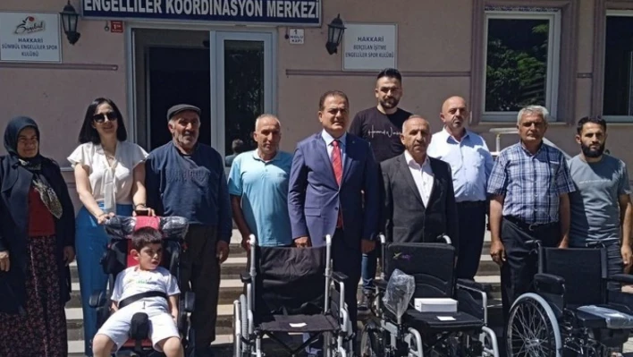 Hakkari'de engellilere sandalye dağıtıldı