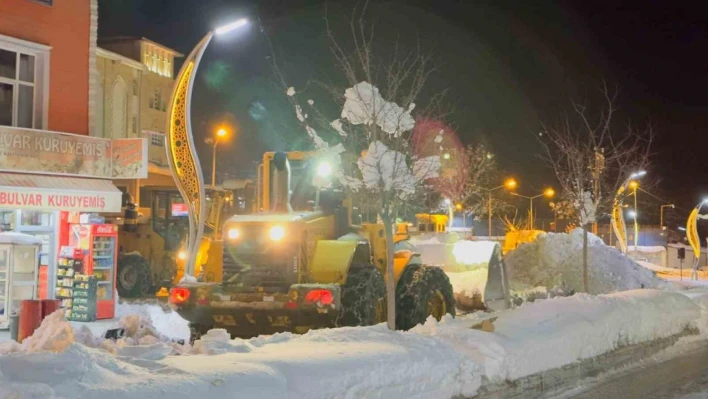 Hakkari'de karla mücadele çalışması sürüyor