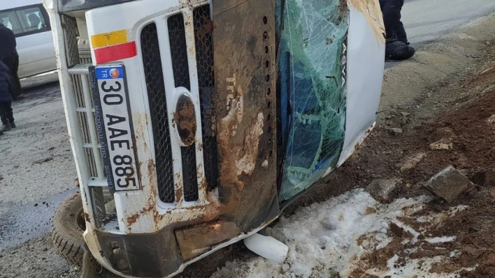 Hakkari'de öğrenci servisi devrildi: 4 yaralı