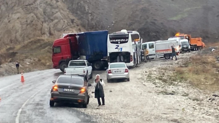 Hakkari'de trafik kazası: 3 ölü, 3 yaralı