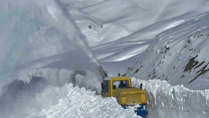 Hakkari'de yer yer 3 metreyi karda yol açma çalışması