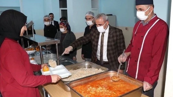 Hakkari'deki minik öğrencilere ücretsiz yemek hizmeti