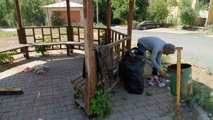 Hakkari'deki parklar çöplerden temizlendi