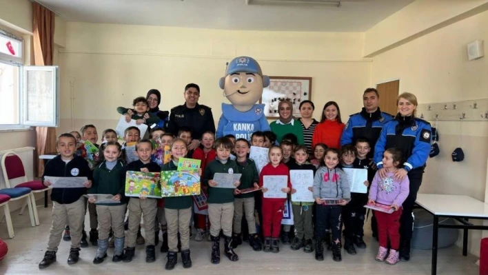 Hakkari polisi çocuklara unutulmaz bir gün yaşattı