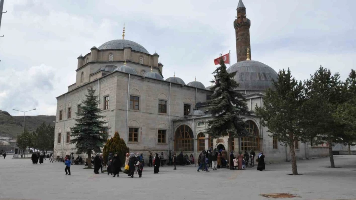 Harakani Türbesi'nde Kadir Gecesi bereketi!