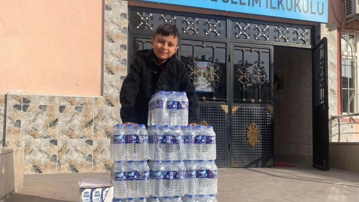Harçlıkları ile aldığı su ve sütleri deprem bölgesine gönderdi