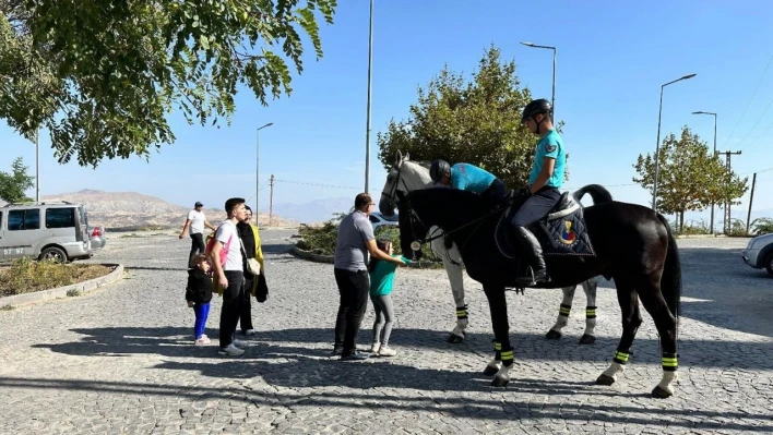 Harput'ta Atlı Jandarma Timi'ne yoğun ilgi