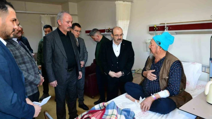 Hastanelerde tedavi gören depremzedelere moral verdiler