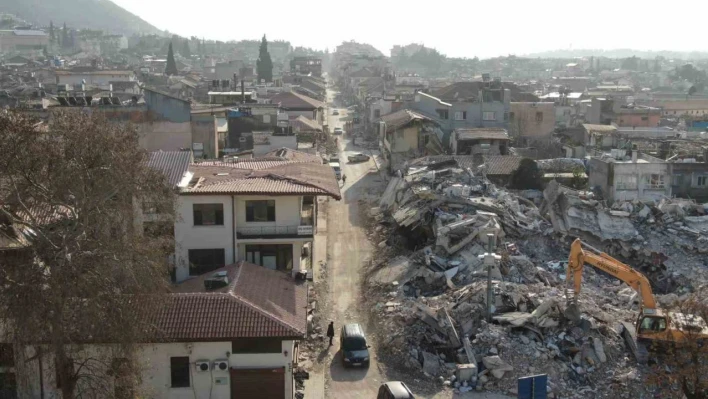 Hatay'da 'dünyanın aydınlatılan ilk caddesi' yerle bir oldu