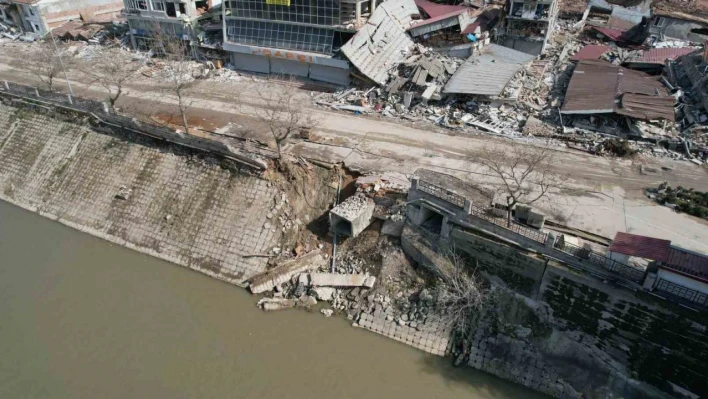 Hatay'da Asi Nehri'nin bazı kısımlarında çökme meydana geldi