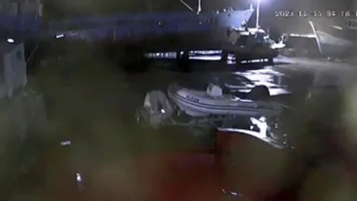 Hatay'da deprem anı geminin güvenlik kamerasına yansıdı