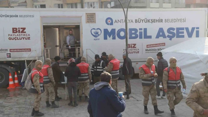 Hatay'da depremzede ve görevli personele sıcak yemek