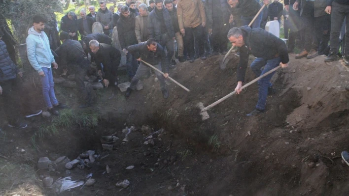 Hatay'da enkaz altında kalarak hayatını kaybeden 4 kişilik aile Cizre'de toprağa verildi